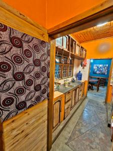阿鲁沙Mazzola Safari House & Backpacking的厨房设有设计精美的墙壁