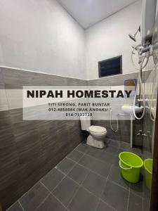 巴力文打Nipah Homestay Parit Buntar的浴室设有卫生间和阅读Nirvana睡衣的标志