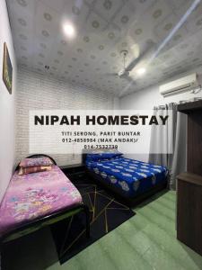 巴力文打Nipah Homestay Parit Buntar的一间设有两张床的客房和一个可读尼尔瓦纳民宿的标志