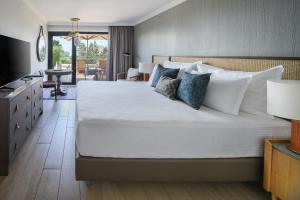 贝特奥伦Carmel Forest by Isrotel Exclusive的卧室配有带枕头的大型白色床