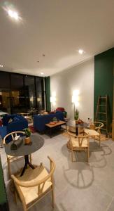 艾卜哈ريف سويت للأجنحة الفندقية的客厅配有沙发和桌椅