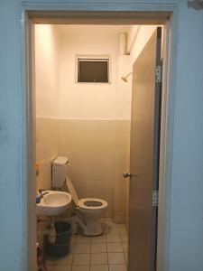 哥打巴鲁3rd floor apartment with 2 bedroom and no elevator的一间带卫生间和水槽的浴室