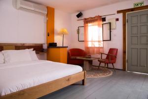 玛莎比赛德奥特农场酒店的卧室配有床、椅子和门