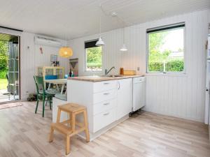 Holiday home Juelsminde XXVII的厨房或小厨房