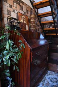 培拉特Vila Darla的楼梯间里的木梳妆台