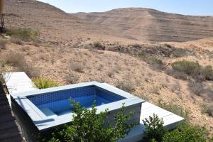 玛莎比赛德奥特农场酒店的沙漠中一座房子顶上的游泳池