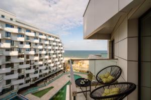 北马马亚-讷沃达里NorthBay Sunrise View - Infinity Pool & Spa Resort的阳台配有椅子,享有海景。