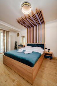 北马马亚-讷沃达里NorthBay Sunrise View - Infinity Pool & Spa Resort的大卧室配有一张带蓝色床单的大床