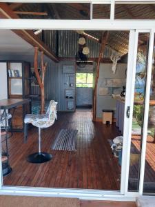 乌图罗阿Faré Mahi Mahi的客房铺有木地板,配有书桌和椅子。