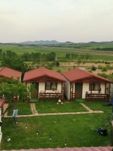 NufăruLa 3 Casute的一群在田野上拥有红色屋顶的房屋