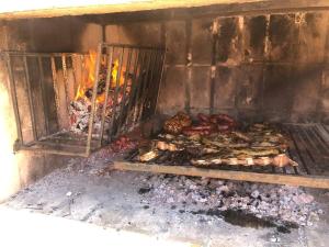 库奇拉阿尔塔Casa Alquiler Cuchilla Alta 1的烤架上放着一束食物