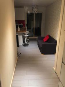 堪培拉Private Room in a Shared House-Close to City & ANU-2的一间带黑色沙发的客厅和一间厨房