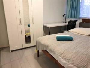 堪培拉Private Room in a Shared House-Close to City & ANU-2的一间卧室配有一张带蓝色枕头的床