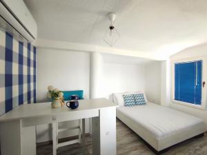 奥赫里德Villa Forest Paradise的一间设有白色桌子和沙发的客房