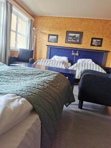 GrongGrong Hotell的酒店客房设有两张床和窗户。