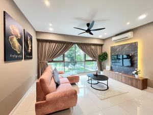 努沙再也Iskandar Residence @ UHA的带沙发和壁炉的客厅