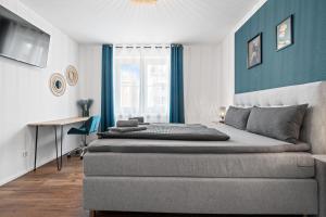 腓特烈港Villa Dana Bodensee的一间卧室设有一张大床和一个窗户。