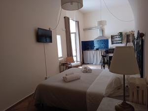 马泰拉Spartivento Apartments的一间卧室配有一张床,上面有两条毛巾