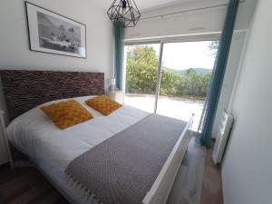 蒙托鲁Villa26的一间卧室设有一张大床和大窗户