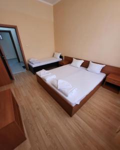 LetnitsaProvans famili hotel的一间卧室配有一张带白色床单的床和一扇窗户。