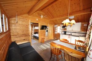 威廉敏娜萨伊瓦斯丹比露营地的小木屋内的用餐室和厨房