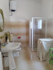 马鲁焦Villa d'Arte的浴室设有2个卫生间、水槽和淋浴。