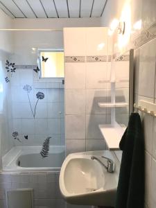 斯塔勒斯普拉维Apartmán Marta的浴室配有盥洗盆和浴缸。