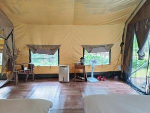 北埔旅人山泉农场的带风扇和桌子的帐篷客房