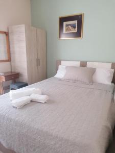 斯塔夫罗斯Dimitris appartment的卧室配有白色的床和2条毛巾