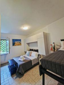 马里纳迪马萨LA BUSSOLA HOME的一间卧室设有一张大床和一个窗户。