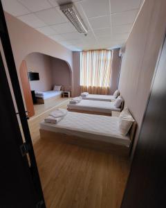 LetnitsaProvans famili hotel的酒店客房设有两张床和电视。