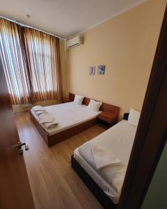LetnitsaProvans famili hotel的酒店客房设有两张床和窗户。