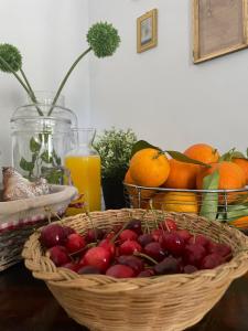 维科德尔加尔加诺Donna Elena的桌上的一篮樱桃和橙子