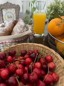 维科德尔加尔加诺Donna Elena的一张桌子,上面放着一篮樱桃和一杯橙汁