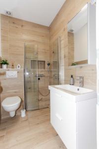 帕格Ni-Ka的浴室配有卫生间、盥洗盆和淋浴。