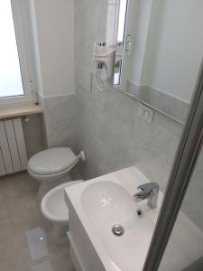 巴里Mare Luna Apartment的一间带水槽、卫生间和镜子的浴室