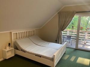 萨拉茨格里瓦La Familia Seaside Residence的一间带大床的卧室和一个阳台