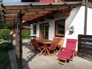 奥博奥多夫Ferienhaus Inntal的庭院配有木桌和椅子