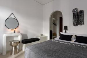 佩里萨艾吉爱斯酒店的白色卧室配有床和镜子