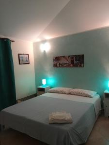 马尔扎梅米玛尔萨梅米珀杰托II住宿加早餐旅馆的一间卧室配有白色的绿灯床