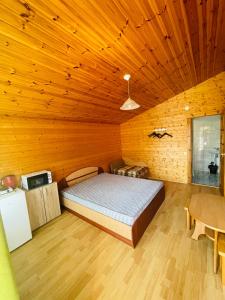 斯文托伊Žuvėdrų 30的一间卧室设有一张床和木制天花板