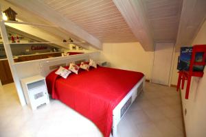 普拉吉拉托Il nido di Marelisa的一间在房间内配有红色床的卧室