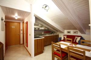 普拉吉拉托Il nido di Marelisa的厨房以及带桌椅的用餐室。