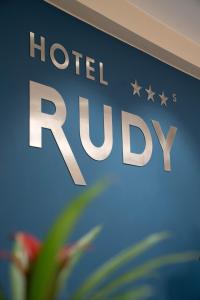 加尔达湖滨鲁迪酒店的星星在旅馆里的一个标志