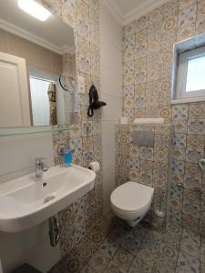 赫维兹Wegzen的浴室配有白色水槽和卫生间。