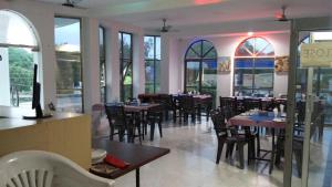 克久拉霍Euro Star Inn的用餐室设有桌椅和窗户。