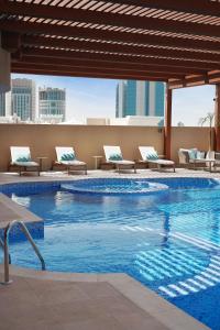 多哈La Maison Hotel Doha的建筑物屋顶上的游泳池