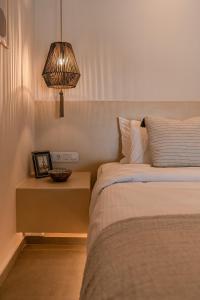 梅萨雷亚Living Moments Villa Amersa的一间卧室配有两张床和一张带照片的桌子