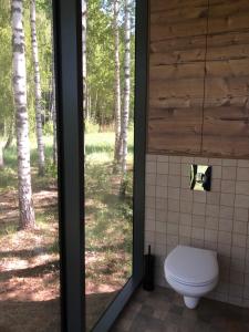 Kuldi Mirror House的一间设有树林里厕所的浴室