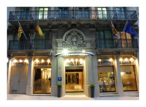 巴塞罗那格拉维纳集团酒店的前面有旗帜的建筑物的外形